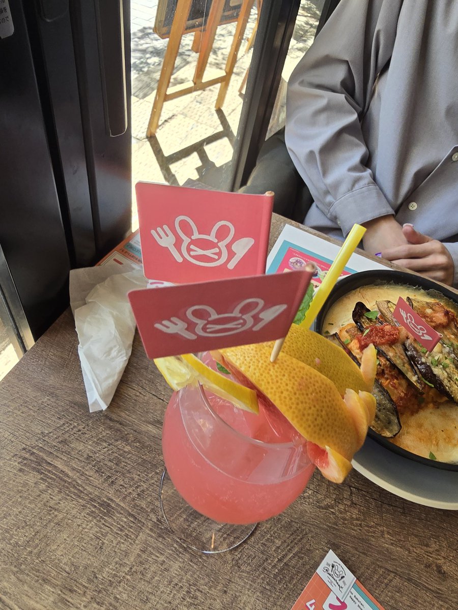 Koukakurui_mit's tweet photo. 私がグレープフルーツだめなせいで同行者(兄)のモクテルを豪華にしてしまった https://t.co/5ssqPerAm3