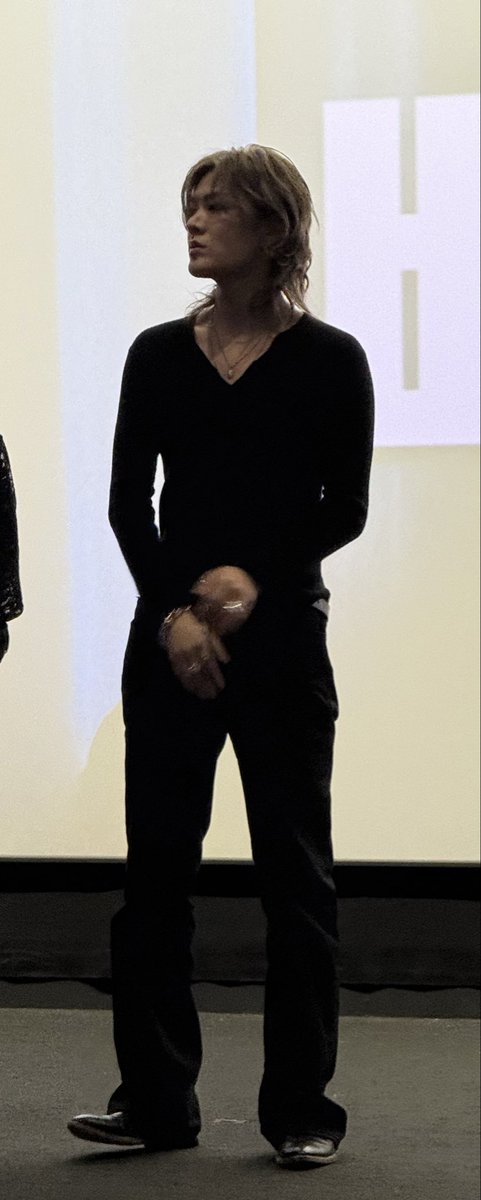 오늘 유타 착장… 허리미쳤음 ㅠㅠ 

스페셜즈 무대인사 유타