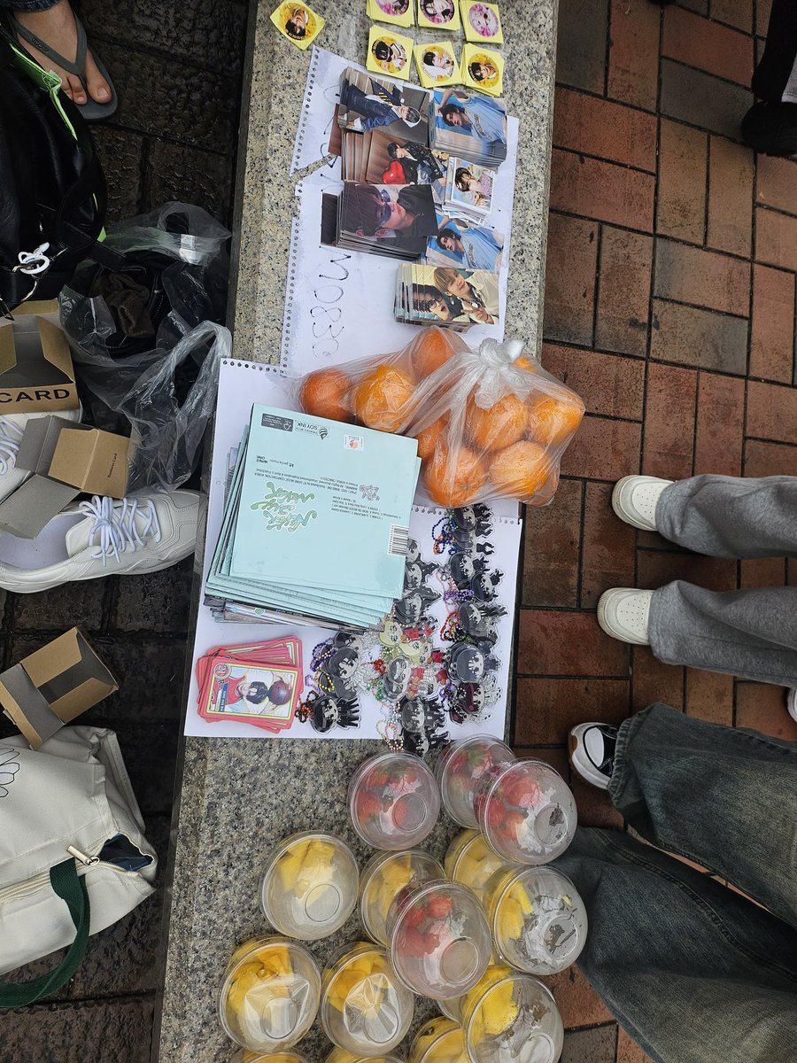 ZERORW0830's tweet photo. 투썸 앞에서 나눔 시작합니다! https://t.co/lw5bWQZWgb