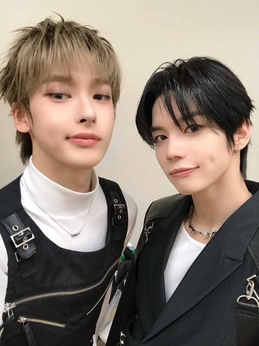 SMTR25_Hyeonjun's tweet photo. SMTOWN LIVE 2025-26 in FUKUOKA

@SMTR_SONGHA @SMTR_HAMIN
#현준 #HYUNJUN #SMTR25 https://t.co/xMobmVNqPx