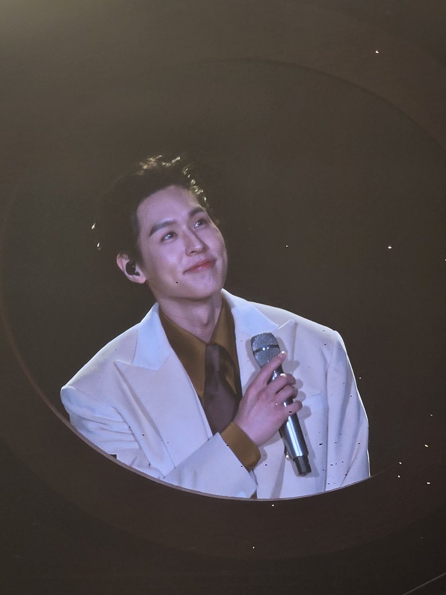 ชอบคอนกิ้นเมื่อวานมากกกกกกกกก แบบมากๆ จะต้องได้ขึ้น Top Concert of the Year ของปีนี้แน่ๆ เก่งขึ้นทุกงานที่ได้ดูเลย แล้วรู้เลยว่าตั้งใจทำให้ออกมาเป็นตัวเอง 100% ทุก Element มันตะโกนคำว่าบิวกิ้นสุดๆ แล้วมานก็ดูมีความสุขมากๆที่ได้ทำสิ่งนี้ ดูไม่ค่อยเครียด (ยกเว้นตอนเต้นเยอะๆ 55555)