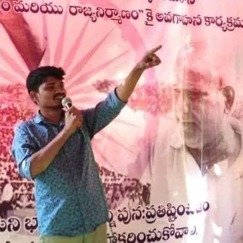 tonybekkal's tweet photo. ప్రపంచ రాజకీయాలు గ్యాంగ్ వార్ అయితే, దానికి గాడ్ ఫాదర్ మాన్యవర్ కాన్షీరాం.
రాజకీయాల్లో ఉద్దండ ఆటగాళ్లు ఉంటారు.
కానీ రాజకీయాలనే ఓ ఆట ఆడిన మొనగాడాయన.
చాణుక్యులకు 30 చెరువుల నీళ్లు తాగించారు.
నా జీవిత ప్రేరణ, బహుజన్ బాస్ కాన్షీరాం జయంతి వందనాలు.
#fanmoment #kanshiramsaheb https://t.co/7Av0HlWmgF