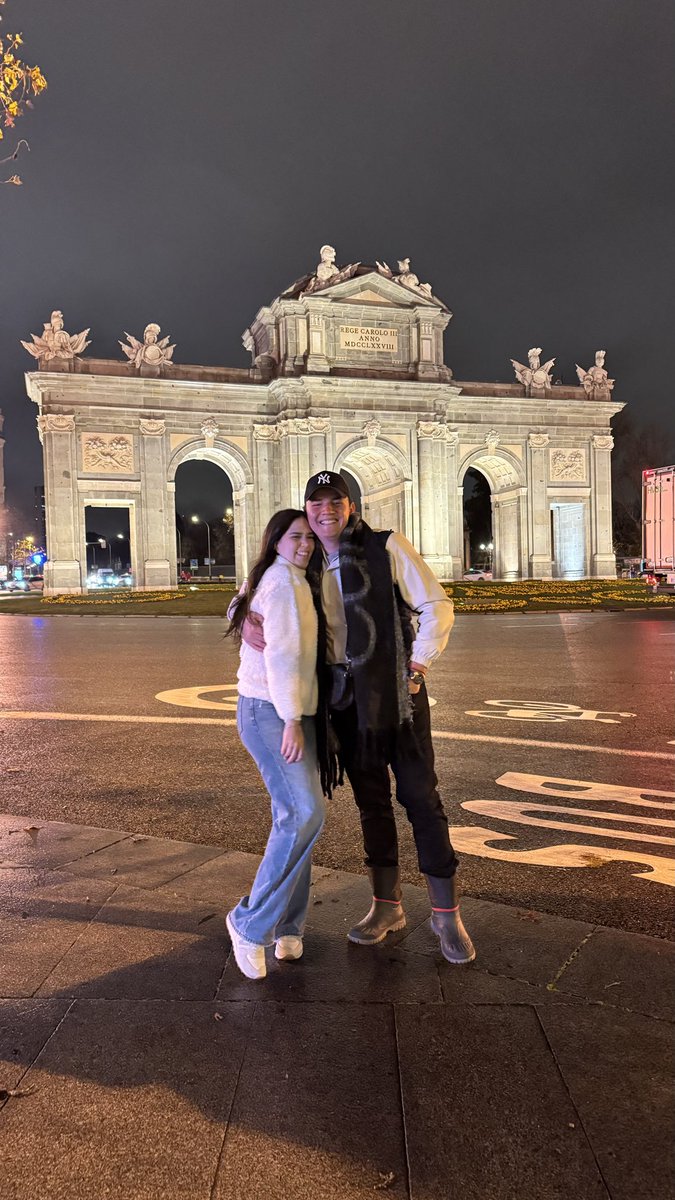 minerva_vz's tweet photo. conocí Europa con el amor de mi vida 💘 https://t.co/b8CZseHBLH