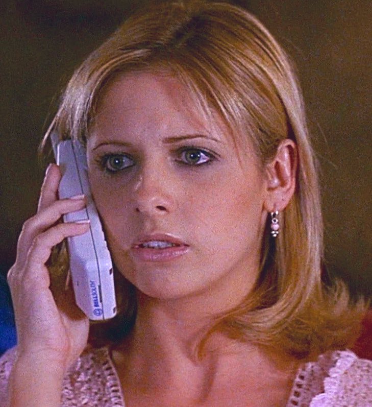 OolaFanForever's tweet image. There’s a rumour #JennyMcCarthy’s #Scream3 character ‘SarahDarling’ was #WesCraven’s silent nod to #SarahMichelleGellar, allegedly the two did not get along well while filming #Scream2, allegedly SMG had issues with script rewrites &amp;amp; changes (actual dialogue Jenny says in 3).