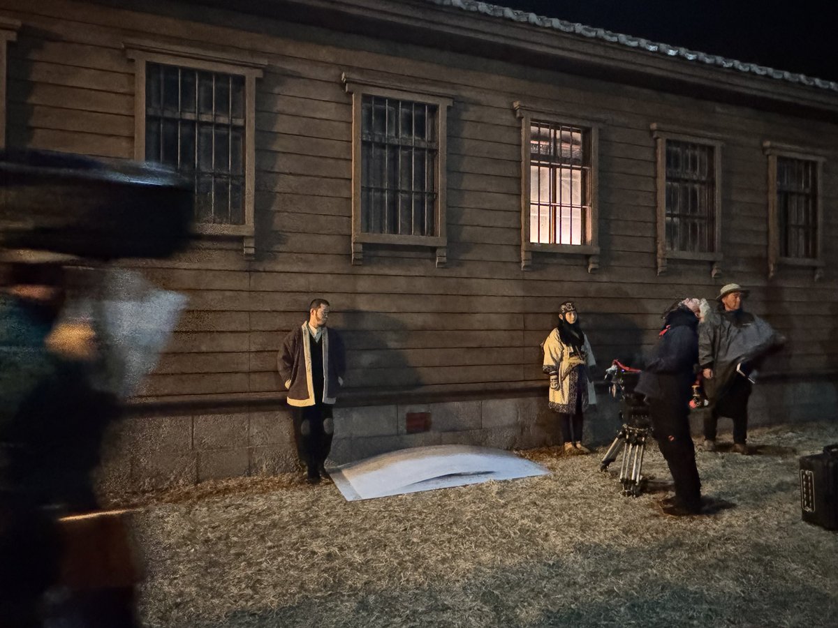 あのシーンのあの場所。
雨宿りをする白石とアシㇼパ🌨️

映画『#ゴールデンカムイ 網走監獄襲撃編』
は絶賛公開中ですッ💪

MG
<a href="/kamuy_movie/">『ゴールデンカムイ』公式</a> 
#オフショット
#白石由竹
#アシㇼパ
#矢本悠馬 さん
#山田杏奈