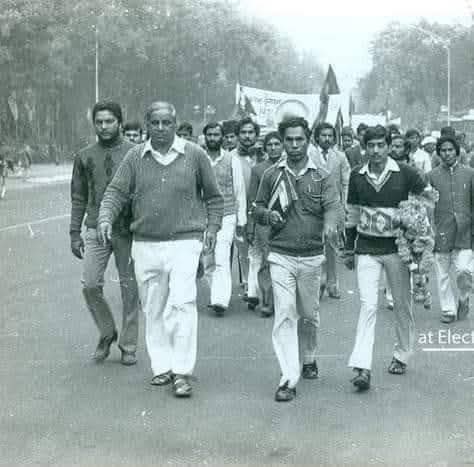 दबे,कुचले,शोषित, वंचित समाज में शासक बनने की चेतना जागृत करने वाले बहुजन नायक मान्यवर #कांशीराम_साहब जी के जयंती पर उन्हें कोटि कोटि नमन |
<a href="/BhimArmyChief/">Chandra Shekhar Aazad</a> <a href="/VinayRatanSingh/">Vinay Ratan Singh</a>