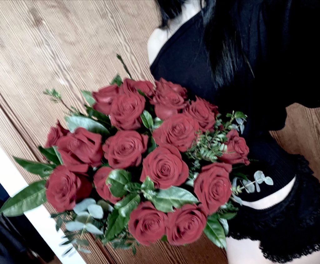 CleoRayan's tweet photo. #bodychecking #edtwt #rose #underratedcannibal 🥩 https://t.co/sy0Yuy4EMy
