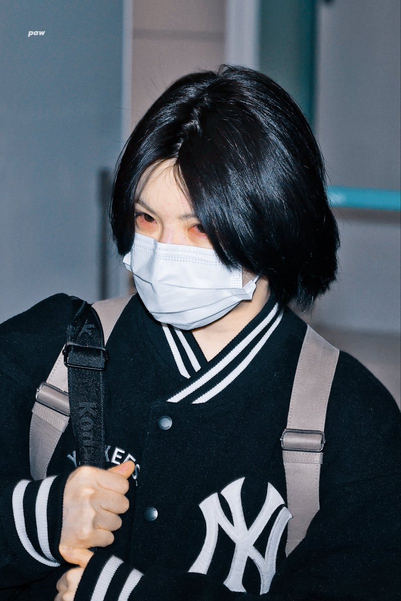 nmixxpics_'s tweet image. Bae’s eyelids looked swollen and red. She said on Bubble that she had a problem with her contact lenses on the way to the airport today :(

"nooo one of my contact lenses fell out in the car.. 😭 so I could only see NSWER with one eye, but it was still nice seeing NSWER after a