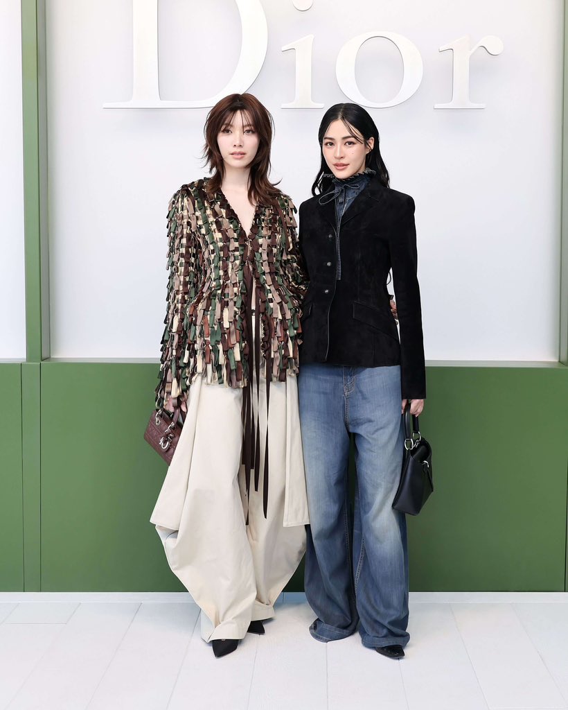 สวยเริ่ด สวยปัง! Lefty เผยคนดังสร้างมูลค่าสื่อในข่วงปารีสแฟชั่นวีคครั้งที่ผ่านมา ซึ่ง 2 สาว #หลิงออม House Ambassador ของ Dior ก็ติดท็อป โดยสาว ’ออม’ คว้าอันดับ 1 สร้าง EMV ไปได้ 21 ล้านดอลลาร์สหรัฐ ในขณะที่สาว ’หลิงหลิง‘ ติดอันดับ 2 สร้าง EMV ไปได้ 15.6 ล้านดอลลาร์สหรัฐ 💚