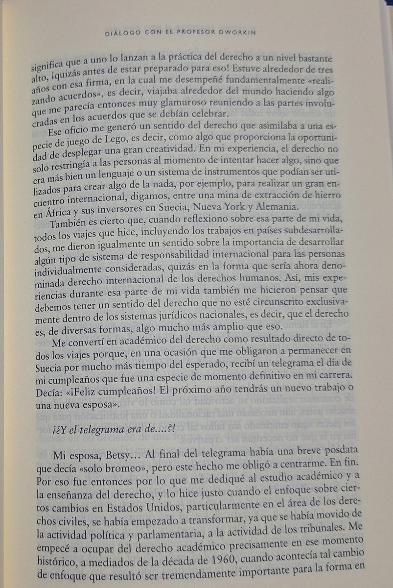 EmiTH17's tweet photo. Dworkin trabajó durante tres años en una firma de abogados de WS. En ese tiempo viajo por el mundo hasta que un día recibió un telegrama de su esposa Betsy que decía:

"¡Feliz cumpleaños! El próximo año tendrás un nuevo trabajo o una nueva esposa".

Así inició su vida académica. https://t.co/aQn8tOygrH