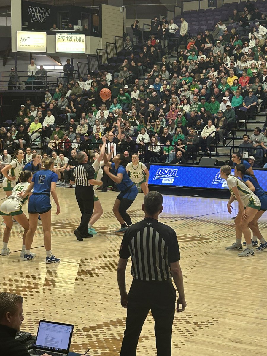 ShopPlayToScore's tweet photo. Game Time #westlinn vs #southmedford https://t.co/xvD30sC58I