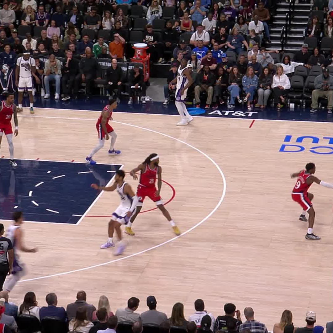 Precious is COOKIN in LA!
He currently has 25 PTS, shooting a perfect 3/3 from beyond the arc.