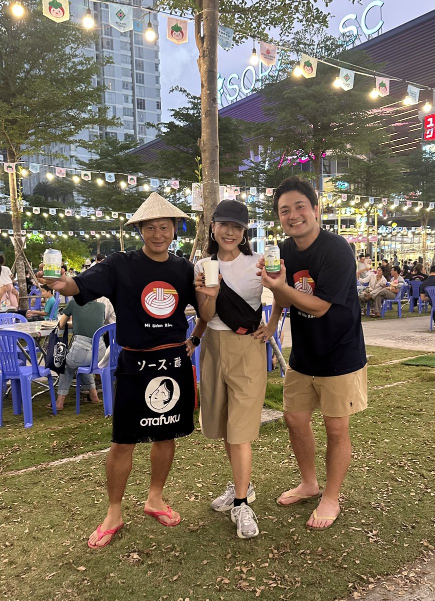 saoriandbrews's tweet photo. ビンズンの日本祭りは熱気に包まれました！

選挙と重なり、もともと二日間だったお祭りが1日だけになってしまったり、大雨で、途中中断されるハプニングにも見舞われましたが、大盛況で、ここで街を作る東急の本気度もガシガシ伝わりました！

そして、7Bも一緒に、この街を盛り上げていきたいと思いました🫶。

そして、まちづくりを先導している平田さん@HirasshuV 、本気の焼きうどん作り、カッコよかったです！

しかも美味しかった😋😋😋

#binhduongjapanfestival