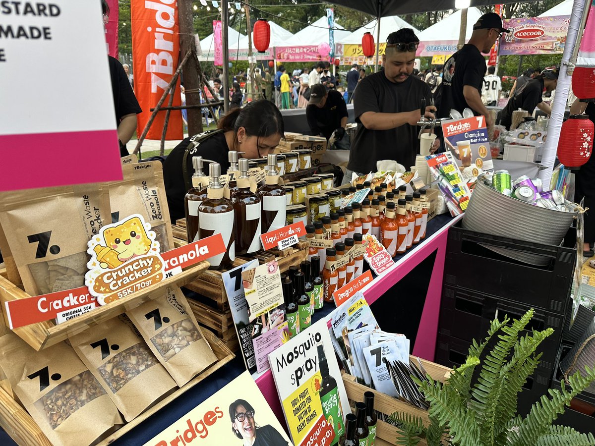saoriandbrews's tweet photo. ビンズンの日本祭りは熱気に包まれました！

選挙と重なり、もともと二日間だったお祭りが1日だけになってしまったり、大雨で、途中中断されるハプニングにも見舞われましたが、大盛況で、ここで街を作る東急の本気度もガシガシ伝わりました！

そして、7Bも一緒に、この街を盛り上げていきたいと思いました🫶。

そして、まちづくりを先導している平田さん@HirasshuV 、本気の焼きうどん作り、カッコよかったです！

しかも美味しかった😋😋😋

#binhduongjapanfestival