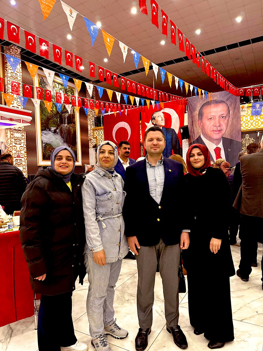 AK Parti #Adıyaman İl Başkanlığımız tarafından düzenlenen Vefa İftarı programına katıldım.

Teşkilatımızın geçmişten bugüne emek veren kıymetli dava arkadaşlarımızla aynı sofrayı paylaşmak, birlik ve beraberliğimizi pekiştirmek bizler için büyük bir anlam taşıyor. 

Bu güzel