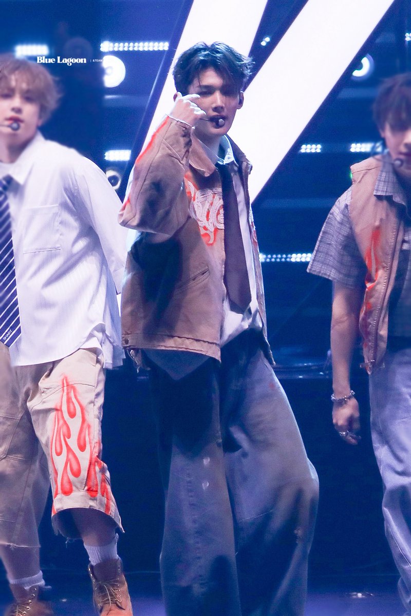 𝑩𝒍𝒖𝒆 𝑳𝒂𝒈𝒐𝒐𝒏 tweet media