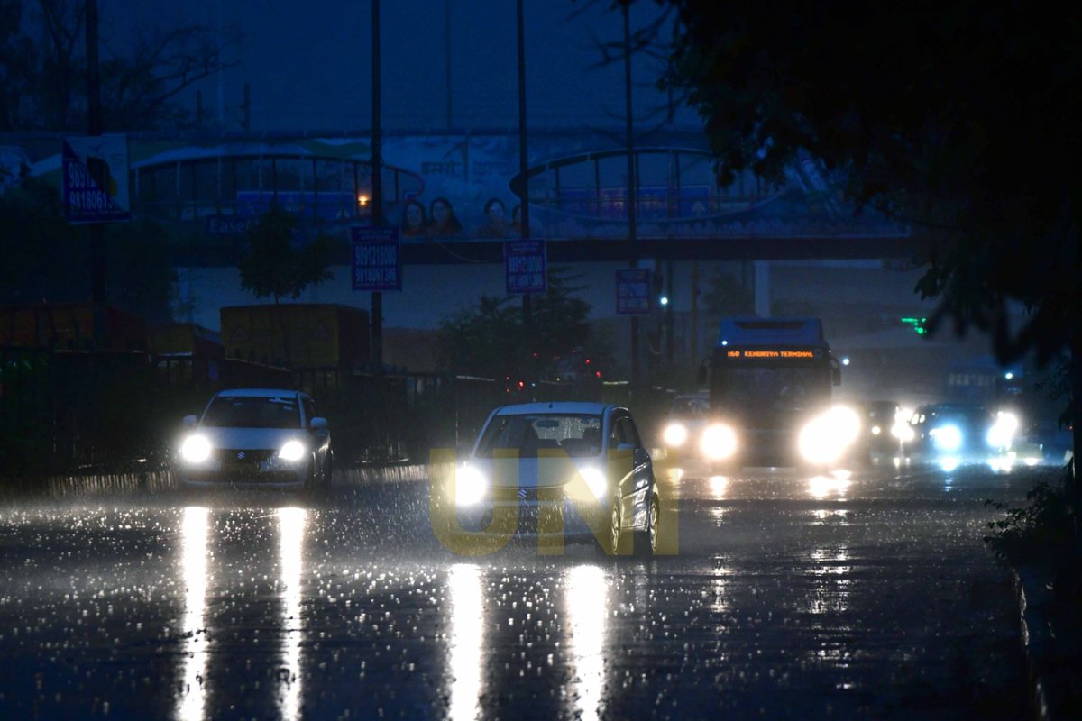 UNI_Photos's tweet photo. In Photos | Vehicles ply along a rain-soaked road after a drizzle in the wee hours, providing relief from rising temperatures in Delhi.
📸: Nipun Channa / UNI
#NCR | #Delhi | #WeatherUpdate | #Rain | #ColdWinds | #WeatherChange | #IMD | #DelhiNCR | #UNI https://t.co/rLFWmjJCsm