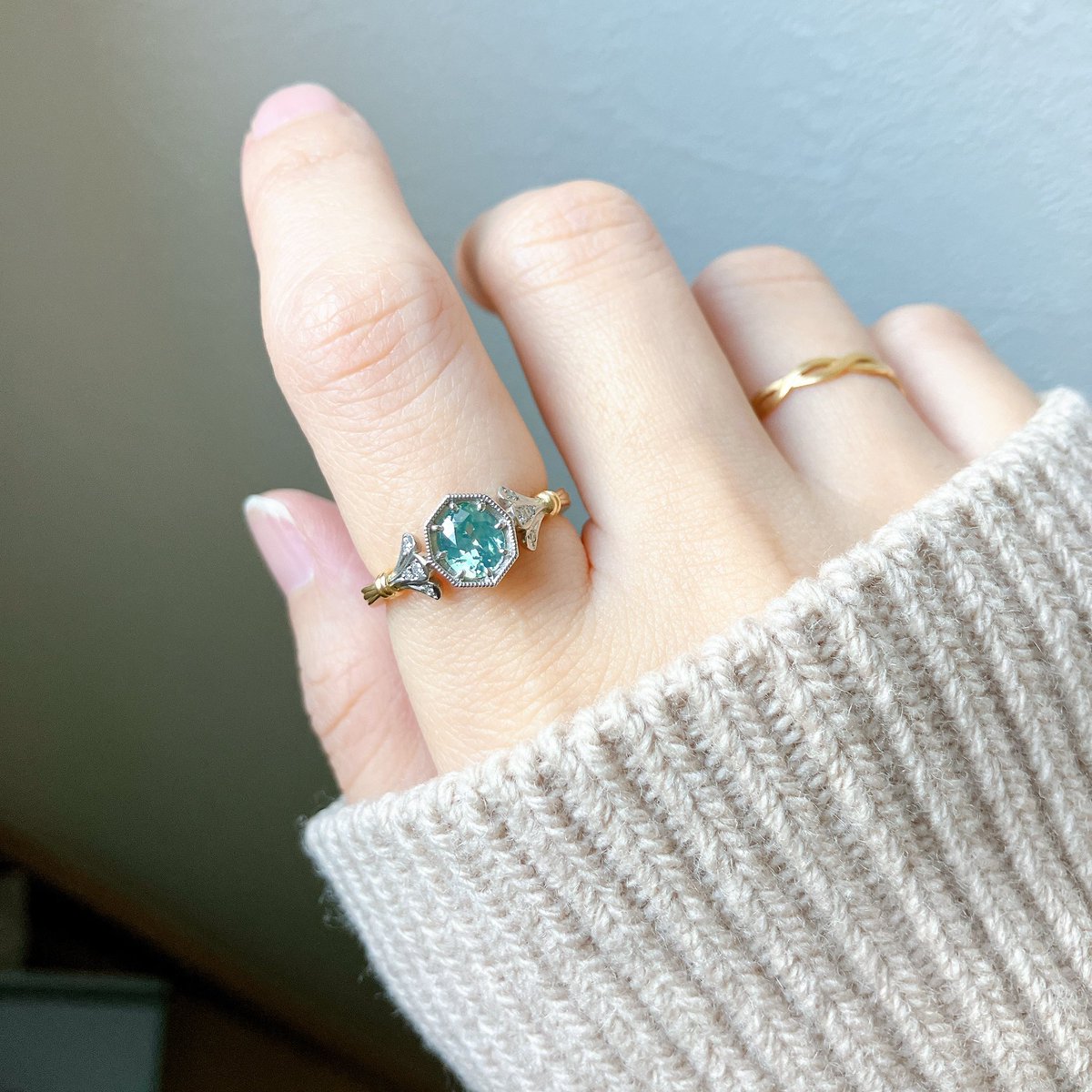 sakasama_fg's tweet photo. 福永宝飾店様@FukunagaGSS にお願いしていたリング💍
貝殻のアームにはシルキーサファイアでと思っていたのでとっても美しく仕上げてもらって嬉しい☺️
光に当たるとほわーっとした色になるのがとても良い

#これがこうなりマイジュエリー https://t.co/7d6e3wbkWI