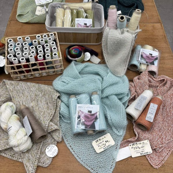 knittingbird_os's tweet photo. ニッティングバード （東京・南青山）にて

人気の瞑想ショール、新作きままにまっすぐセーターのワークショップを開催します！
 
【 Knittingbird TOKYO Workshop 】

3/24(火)

〈1部〉11:00-13:30　#瞑想ショール
〈2部〉15:00-17:30　#きままにまっすぐセーター (満席)

【講師】Knittingbird TOKYO スタッフ 

まだ、瞑想ショールは空きがあります。
春に向けてぜひ〜🧶

ご予約ページはこちらから　
https://t.co/mqbkUDC7AI