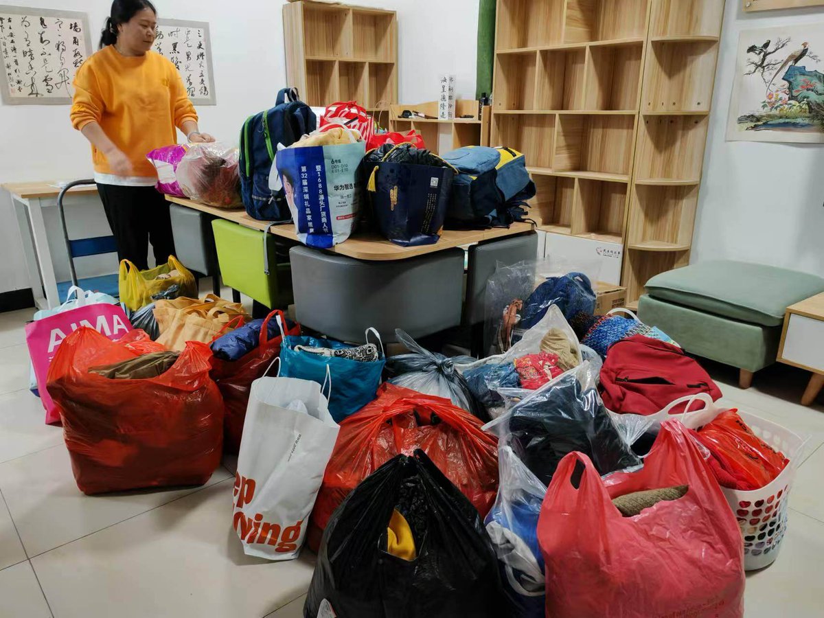 AhmedovNzz's tweet image. "Sorting old stuff  Keep what sparks joy, donate what serves others—small steps to a clutter-free, meaningful space! #DeclutterWithPurpose #OldItemsNewLife"