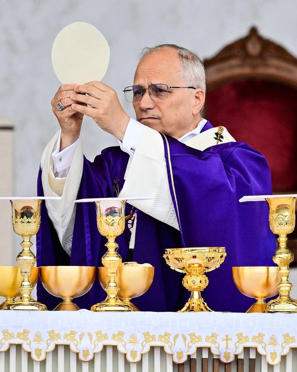 UcheMaryOkoli's tweet photo. "Once you understand the Eucharist, you can never leave the Church. Not because the Church won't let you. But because your heart won't let you." 
-St. Theresa of Calcutta. 

Jesus is fully present in the Holy Eucharist. 

Only weak Catholics leave the Catholic Church.