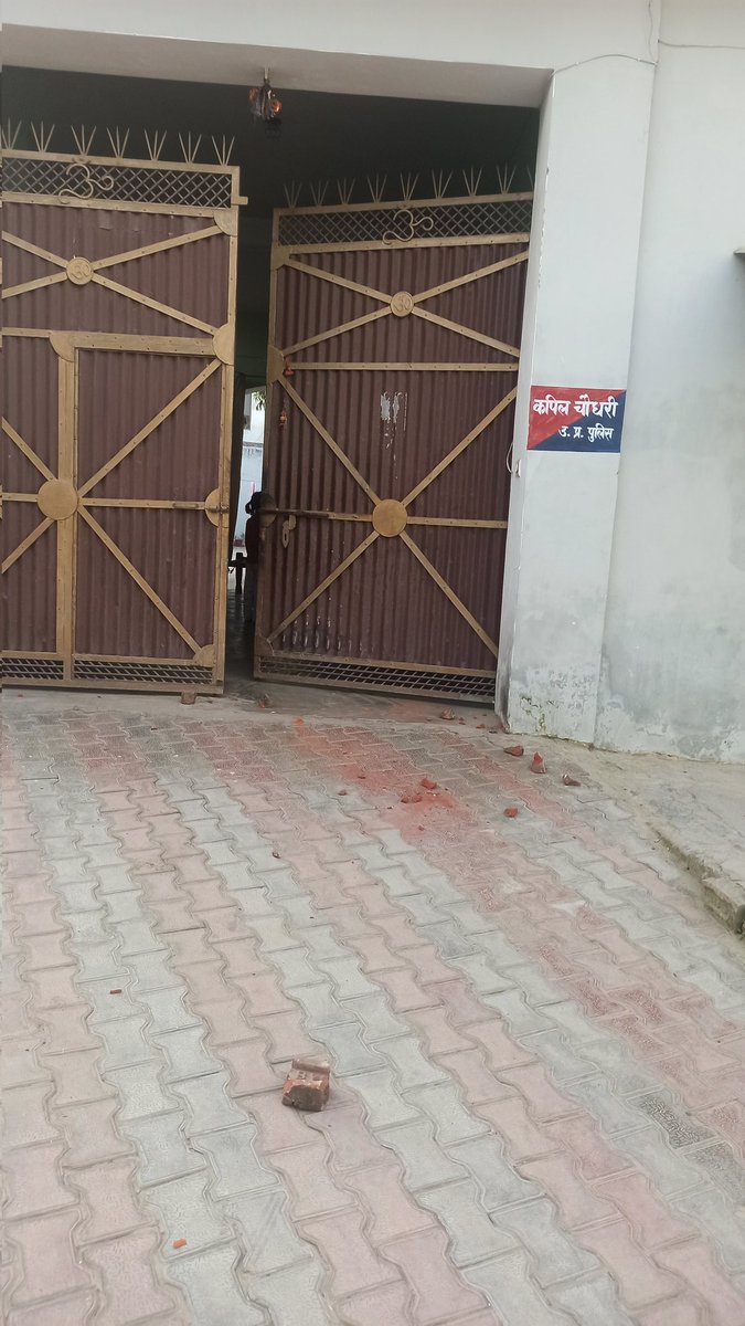 KapilAhlawat19's tweet photo. @Uppolice @dgpup @CMOfficeUP @UPGovt @homeupgov @ChiefSecyUP श्रीमान मैं एक आरक्षी हूं उत्तर प्रदेश पुलिस में कल 14.3.26 को मेरे घर पर गांव के ही कुछ दबंग लोगों मेरे पर मेरे परिवार को जान से करने के उद्देश्य से हथियार में लाठी ठंडन से हमला किया और घर में घुसने  । इसके संबंध में FIR करने के लिए प्रार्थना कर दिया लेकिन फिर दर्ज नहीं की गई। https://t.co/ra0JRZ5GPu