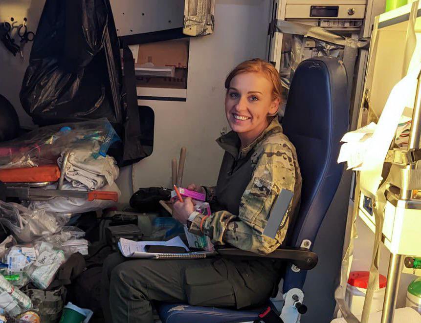 Exactly 4 years ago today, 🇺🇸 nurse <a href="/bekamaciorowski/">Rebekah Maciorowski</a> crossed the Ukrainian border.  
Fighting was still raging in Irpin, Bucha, &amp; at Hostomel airport.  
Not a happy anniversary, but am deeply impressed by Beka’s commitment to 🇺🇦 &amp; her incredible, lifesaving work for her soldiers.