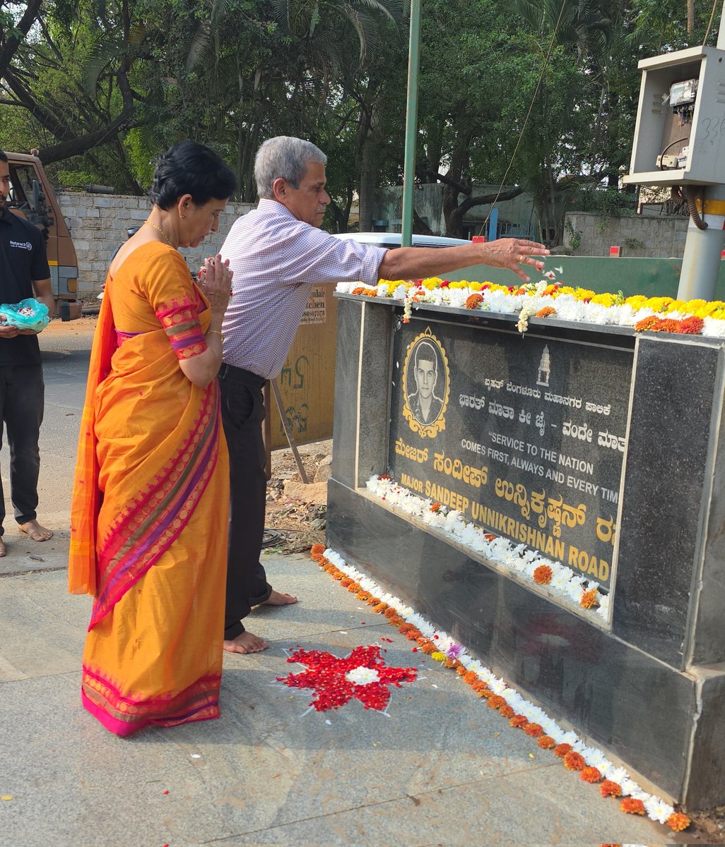 Parents of Major Sandeep Unnikrishnan paying tribute on his Birth Anniversary at Major Sandeep Unnikrishnan Road, Yelahanka,  Bengaluru. 

Forever remembered, forever honoured. 🇮🇳

#MajorSandeepUnnikrishnan
#NSG #IndianArmy #SandeepUnnikrishnan #51SAG