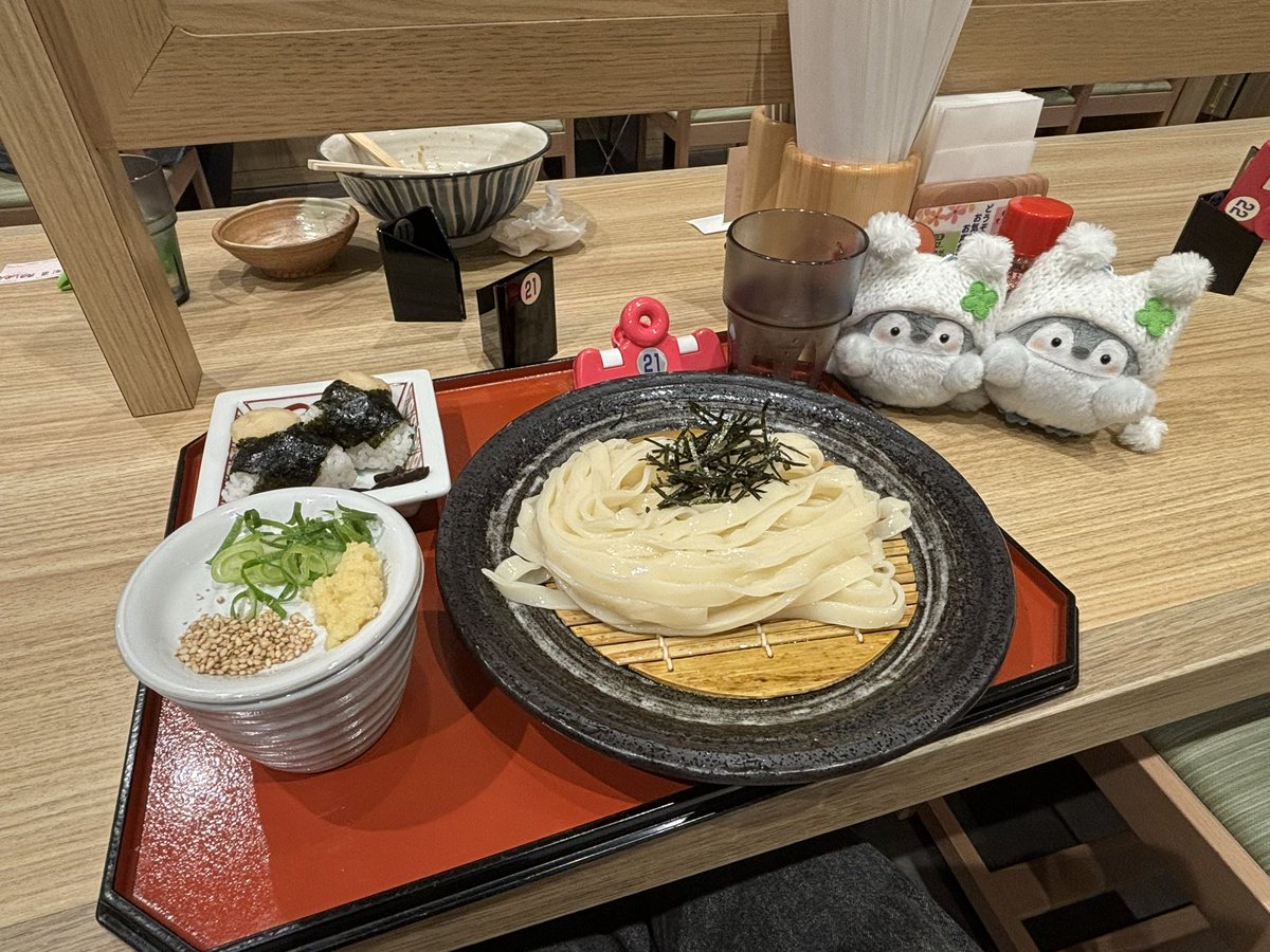 気力がなくて載せられなかったシリーズ③

シャチホコちゃんに初めまして出来たんだよ〜🐟
小倉トーストの色紙も見てライトアップしたツリーが見られる時間まで遊んじゃった☺️

地元の友達とも少しだけ会えたし最後にきしめん食べて関西に帰るんだ〜🐧❄️