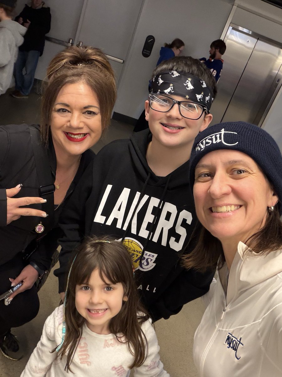 Melinda Person 🍎✌🌈 tweet media