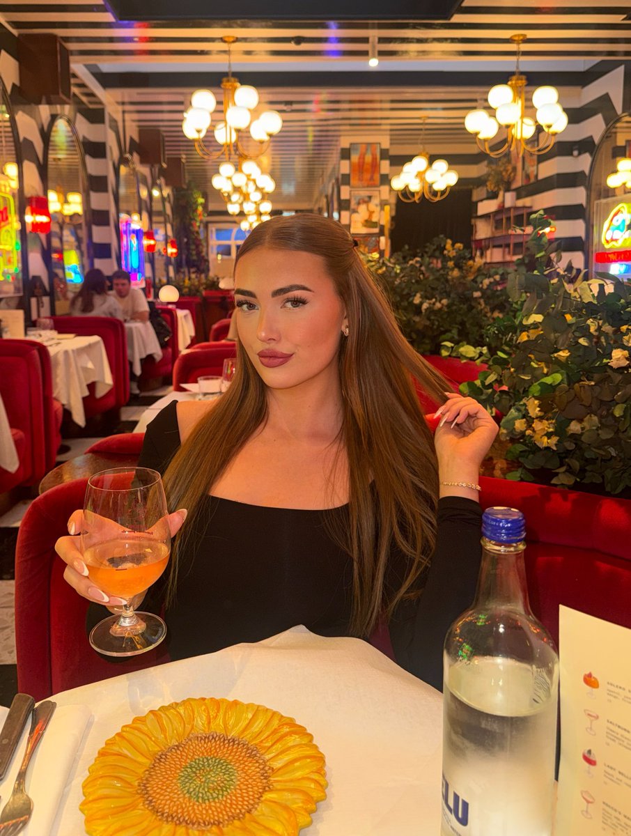 VildiM12625's tweet photo. Past my bedtime but the aesthetic said stay. Cheers to nights that feel like this. 🥂 #Aesthetic #NightAesthetic #DinnerAesthetic #BlackOutfit #HairGoals #CocktailHour #Spritz #Aperitivo #Vibes #ExplorePage #InstaAesthetic #MoodyVibes #CityNights https://t.co/IKk0XiaGWs