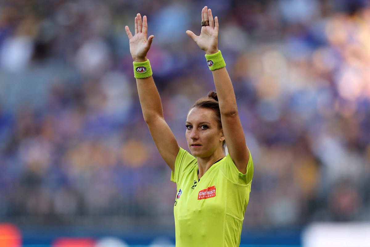 LachlanFusco's tweet photo. what does she have against port? https://t.co/LcE1Ppp6nw