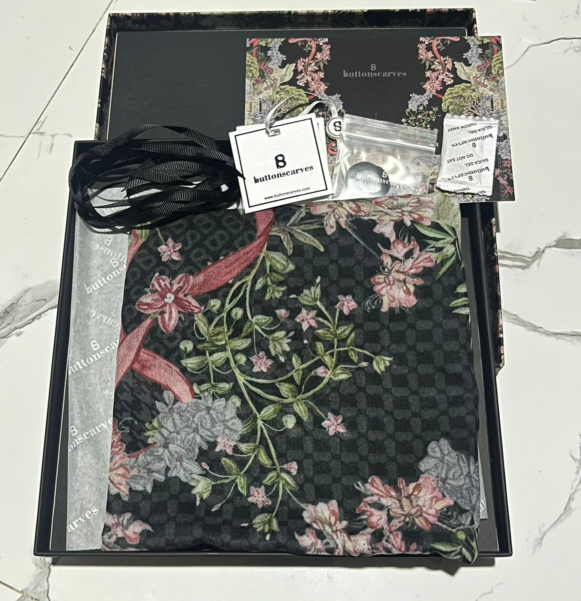 watanabaeyaa's tweet photo. WTS Buttonscarves original 🤎

Kondisi bagus &amp; terawat ✨
Isi sesuai foto yaa

Price: 300k (incl. adm + pack)
🏠: Tangerang Selatan
Bisa req co oren

Minat / mau detail? DM yaa 📩 https://t.co/aQU2tCDTYG
