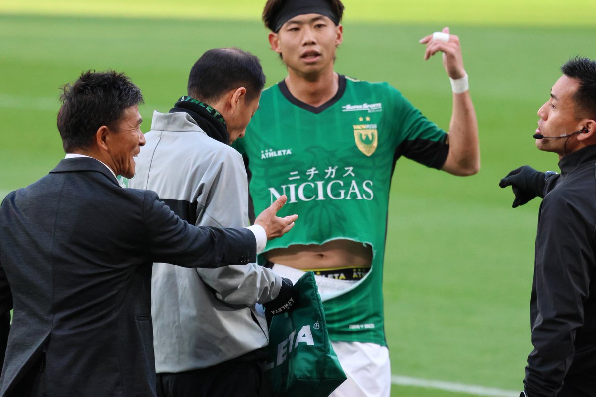 verdy0504's tweet photo. 城福さんもこれは笑いながら抗議してたww

#verdy https://t.co/EN4vu5iX9A
