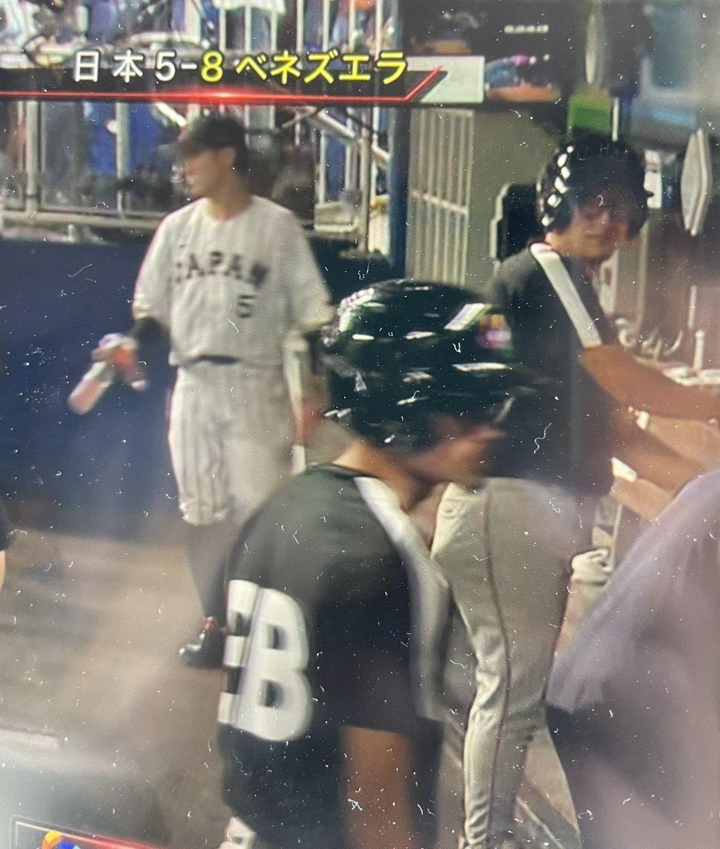 hawks_joker8's tweet photo. 背番号5
試合後、ゴミの片付け
グラウンドに一礼

こういうとこが好き
俺は見てたぞ！

#牧原大成 https://t.co/qcuPpwxTPu