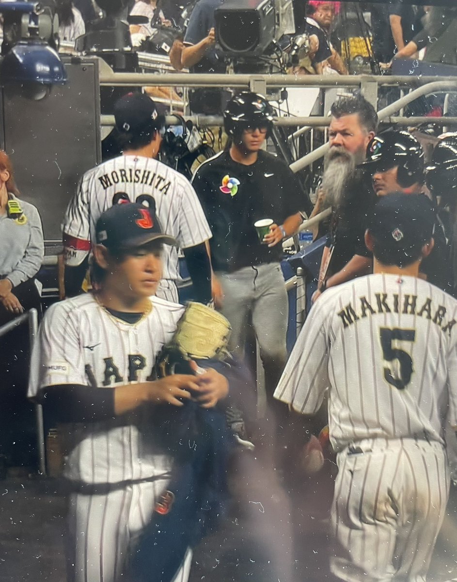hawks_joker8's tweet photo. 背番号5
試合後、ゴミの片付け
グラウンドに一礼

こういうとこが好き
俺は見てたぞ！

#牧原大成 https://t.co/qcuPpwxTPu