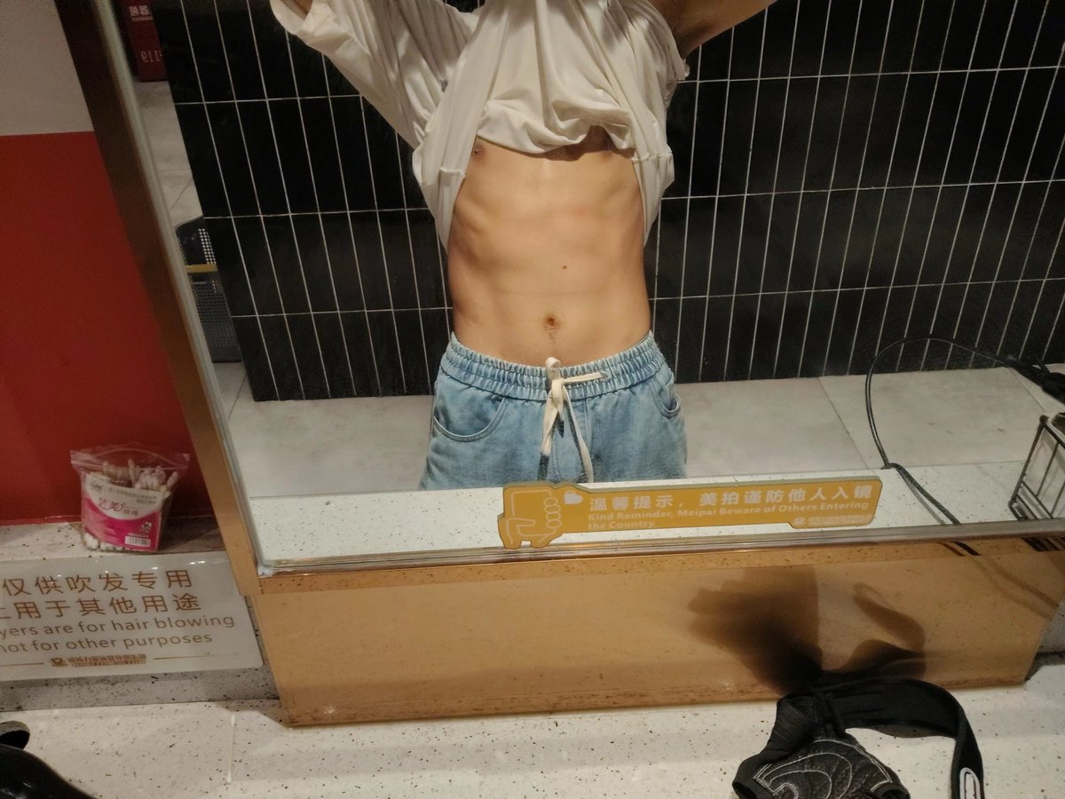 qh1324's tweet photo. 我的薄肌还是需要再练的 唉（虽然在练中）#肌肉 #武汉 #薄肌 #帅哥 https://t.co/2enDukbzJU