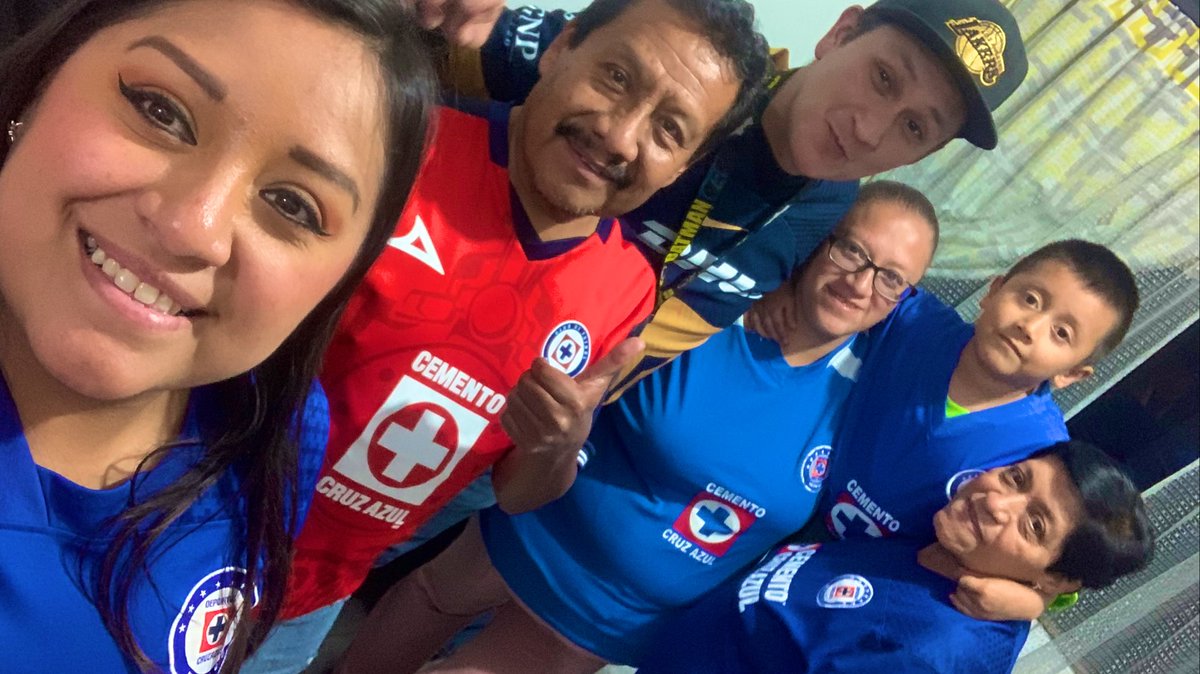 hinataluna's tweet photo. #FinisimoPartido viendo el partido en familia 💙❤️ https://t.co/mo6o9Sywjd