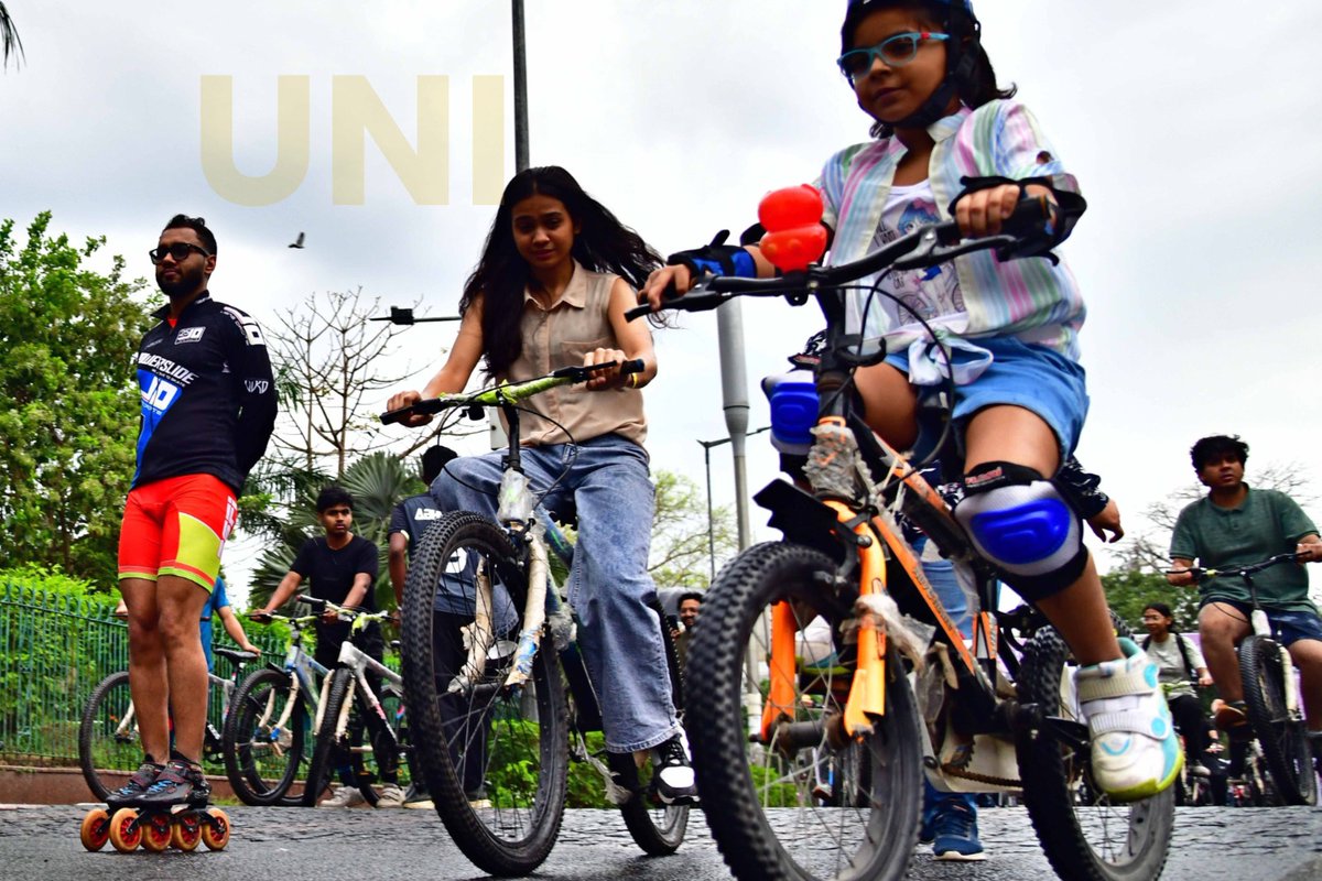 UNI_Photos's tweet photo. In Photos | Delhi Minister Ashish Sood, along with other dignitaries, rides a bicycle during the flag-off of the 65th edition of the 'Sundays on Cycle' event, organised under the Fit India Movement and Khelo India initiatives, at Connaught Place in Delhi.

📸: Nipun Channa / UNI

@FitIndiaOff | @kheloindia | @ashishsood_bjp | #ConnaughtPlace | #Delhi | #AshishSood | #FitIndiaMovement | #KheloIndia | #SundaysonCycle | #UNI
