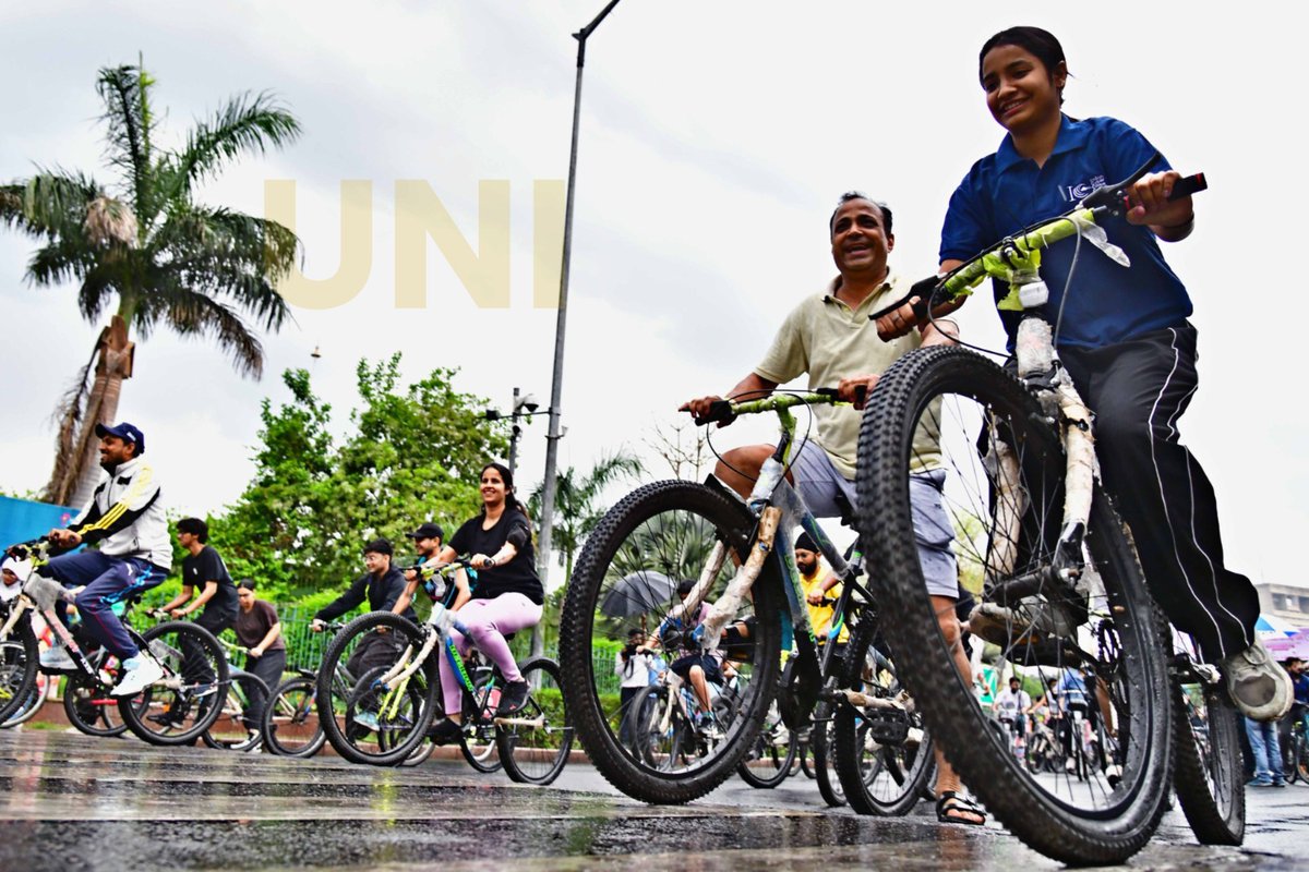 UNI_Photos's tweet photo. In Photos | Delhi Minister Ashish Sood, along with other dignitaries, rides a bicycle during the flag-off of the 65th edition of the 'Sundays on Cycle' event, organised under the Fit India Movement and Khelo India initiatives, at Connaught Place in Delhi.

📸: Nipun Channa / UNI

@FitIndiaOff | @kheloindia | @ashishsood_bjp | #ConnaughtPlace | #Delhi | #AshishSood | #FitIndiaMovement | #KheloIndia | #SundaysonCycle | #UNI