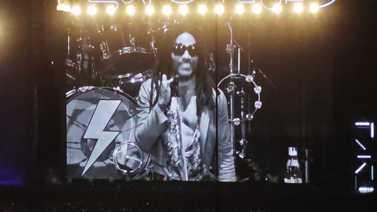 cdmx_diario's tweet photo. Lenny Kravitz manda mensaje al pueblo mexicano 🇲🇽🎤😎👏
#DiarioCDMX en el Vive Latino
📹: Vladimir Soto https://t.co/82rJrpPRAN