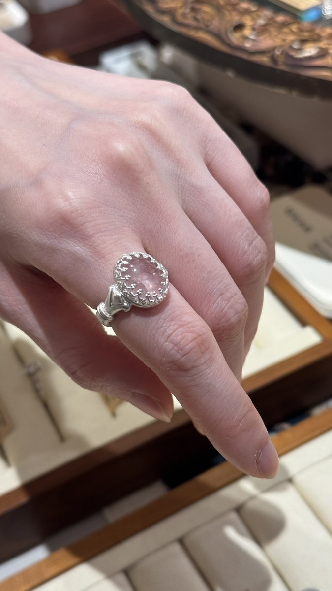tapiestyle's tweet photo. 京都烏丸作家在廊中です

「石と出会う、春のオーダーリング」ussa jewelry -

「パリで国家資格を取得したデザイナーによる時代を超えるジュエリー
春が来る 新しい風が日常の輪郭を少しずつ変えていく季節
今の自分にしっくりと寄り添う指輪をつくってみませんか

https://t.co/Rmfy6pjjjH https://t.co/o5r0mVpnvG