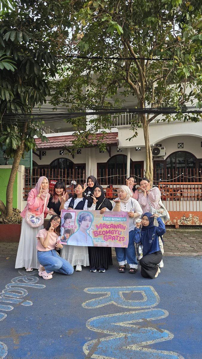 dummygyu's tweet photo. Bagi bagi MBG #MBGyu (takjil) bersama @seMOAloka
Seru bangettt, dan cepet bangett gak sampe 15 menit udah habis semuaaaa
Dari sini masih lanjut ke Sudirman dan blok m sebagai pemberhentian akhir, lalu pulang https://t.co/pHhv1e4Nal