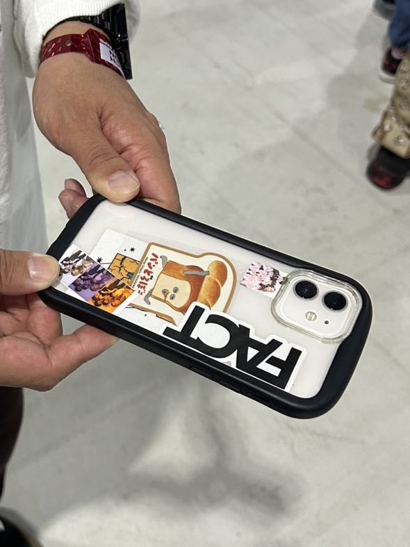 daityosu0930's tweet photo. ランジャグでOATで携帯落としました。
本当に拾ってくれた人ありがとうございます😭
子供達の写真無くならなくて良かった

#ランジャグ https://t.co/ak0ycxwFHx