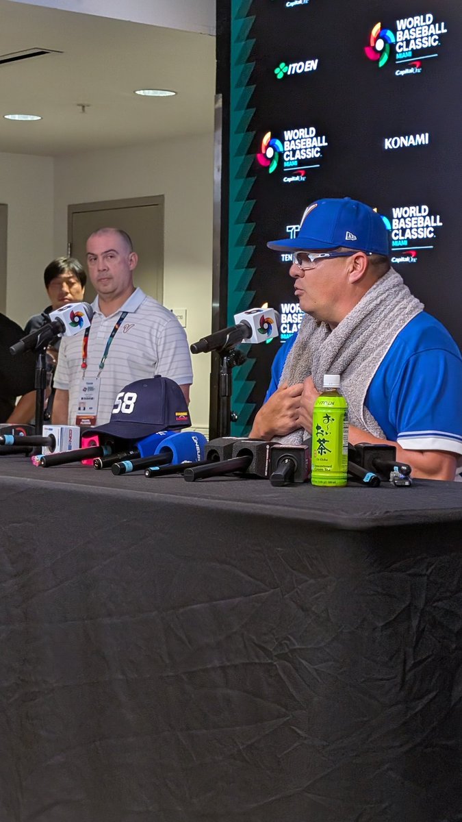 Omar López: "Si alguien no sabe, el 58 que tiene esta gorra es el código internacional para llamar a Venezuela. Si tienen un amigo en Venezuela, llámenlo porque Venezuela está en los Juegos Olímpicos y está en la Semifinal del Clásico Mundial de Béisbol."