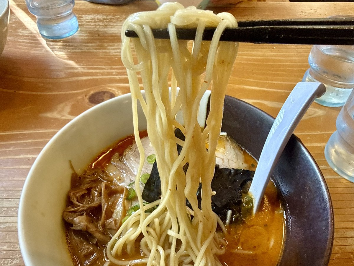 塩ちゃーしゅー麺+鶏白湯ラー油らぁ麺
らぁ麺 むらまさ＠唐津
昆布を強めに感じるあっさり淡麗塩。トロミのある濃厚なスープに辛めの辣油がかかった鶏白湯。どちらもシルキーですり心地の良い細麺が美味。子連れ対応良くキャッシュレス券売機でユーザビリティ高い。
とってもおいしかったです(´Д` )