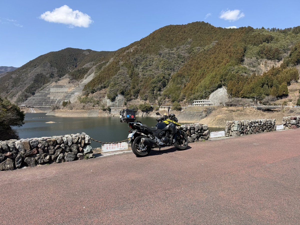 vstrom250's tweet photo. 花粉症酷くて暫くバイク乗れてませんでした。今朝も鼻水くしゃみが酷かったんですが、禁断症状が出たので久しぶりのおバイク！
ワイは天才なのでフルフェイスなら鼻栓しててもバレない事��発見しました！

#Vストローム #有間ダム https://t.co/VecrKWAoHh