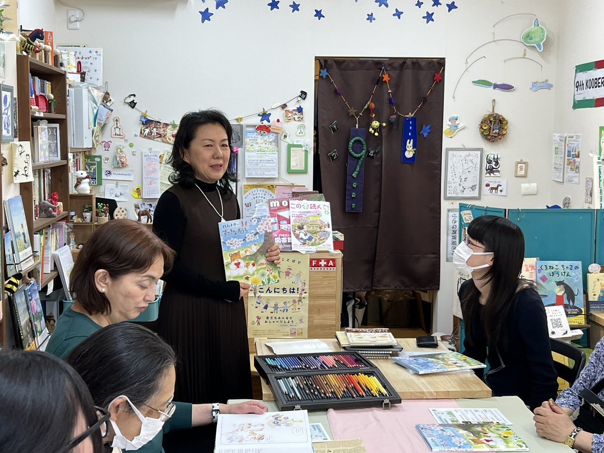 QoGX13rxR1VjXuH's tweet photo. 昨日のイベント楽しかったです。
『ハムスターまものすてきなおうち』の、おまたたかこさんによるトーク。ハッピーオウル社の晴山さんもご一緒に。まずは声色つけて読み聞かせ。絵本誕生の裏話や面白話。まもちゃんはこの色鉛筆から生まれ��！約120色勢揃い。さすがに茶系は短くなっていたね。 https://t.co/2qCKJLvs1q