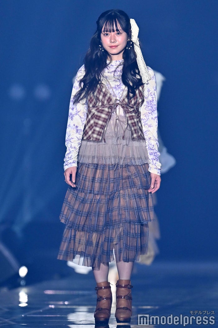 modelpress's tweet photo. 【IDOL RUNWAY COLLECTION 2026💘】

私立恵比寿中学・仲村悠菜
柄×柄でハイセンスな着こなし

大ぶりリボンがアクセント🎀

📸高画質写真
https://t.co/1WELpXsQjs

#アイドルランウェイ #IRC_TGC @yuna_nakamura17 @ebichu_staff https://t.co/asUMSp4WUA
