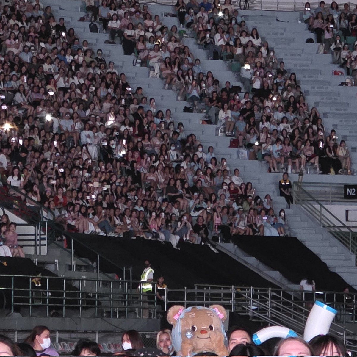 เมื่อวานได้เจอน้องเนยตัวจริงแล้ว โดดเด่นท่ามกลางผู้คนที่สุดเลยลูก